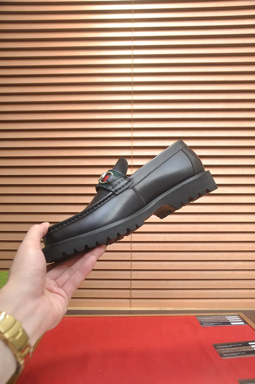 Men's shoes💰560💶Italy's top luxury men's shoe giant (GUCCI) (Gucci) (full cowhide lining) new arrival🍃Original European style🔰 Pleasant to the eye😍In order to make the shoes more durable and non-deformable🌀The production continues to follow traditional methods but there is still no lack of innovation💪Choose original sheepskin for the leather♻️ Smooth and natural And extra bright ⭐Made of imported cowhide, the first choice of rich people 38-45 (45 customized)